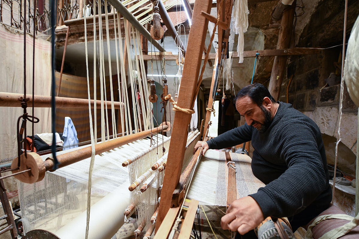 Teknolojiye direnen dokumacının asırlık el tezgahı! Yüzlerce yıllık dokuma metotlarını yaşatıyor - 1. Resim