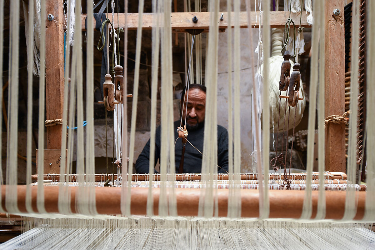 Teknolojiye direnen dokumacının asırlık el tezgahı! Yüzlerce yıllık dokuma metotlarını yaşatıyor - 2. Resim