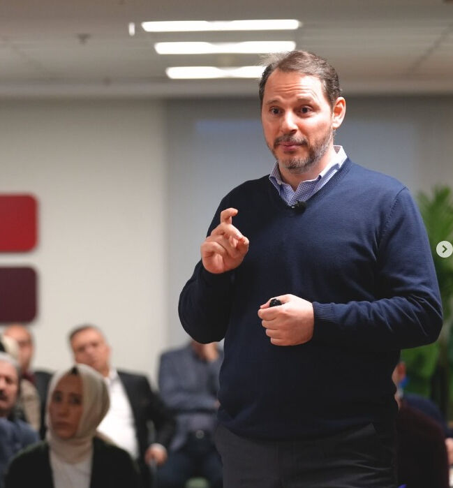 Uzun süredir görünmüyordu! Berat Albayrak seminerde ortaya çıktı Uzun süredir görünmüyordu! Berat Albayrak seminerde ortaya çıktı - 3. Resim