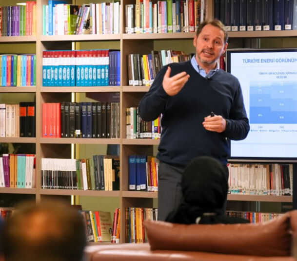 Uzun süredir görünmüyordu! Berat Albayrak seminerde ortaya çıktı Uzun süredir görünmüyordu! Berat Albayrak seminerde ortaya çıktı - 2. Resim