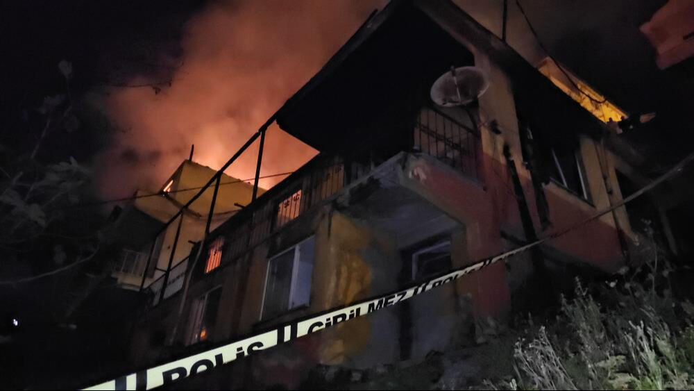 Zonguldak'ta sıcak saatler! Alevler her yeri sardı, bir kişinin cesedi bulundu Zonguldak'ta sıcak saatler! Alevler her yeri sardı, bir kişinin cesedi bulundu - 1. Resim
