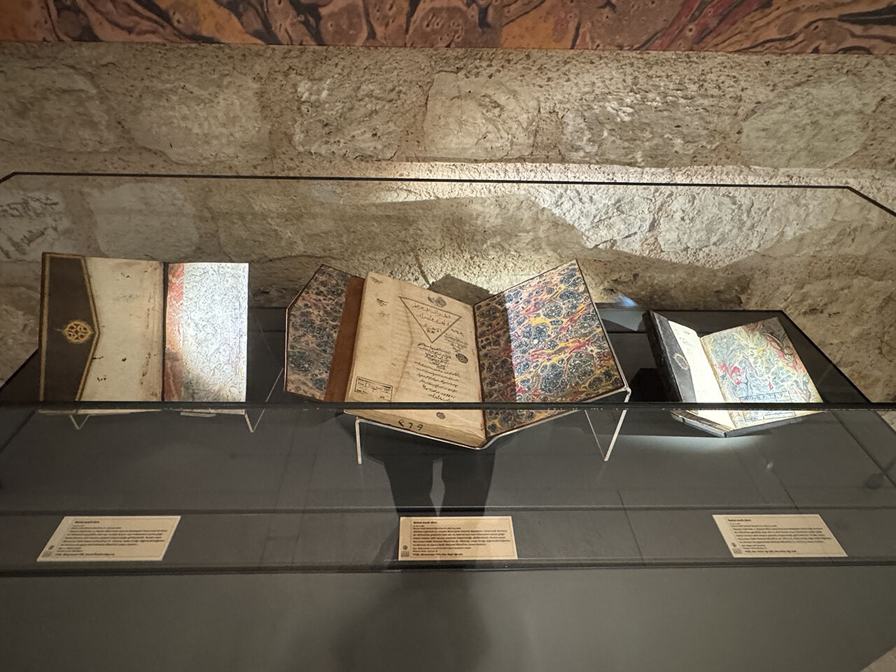 500 yıllık ebrular ilk defa ziyarete açıldı! 'Yazma Eserlerde Ebru' sergisi asırlar öncesine götürüyor - 1. Resim