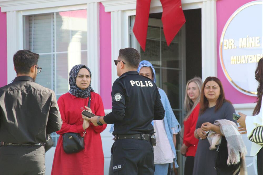Adana'da güzellik merkezinde skandal! Ortalık karıştı: Çalıştıkları iş yerini yağmaladılar Adana'da güzellik merkezinde skandal! Ortalık karıştı: Çalıştıkları iş yerini yağmaladılar - 3. Resim