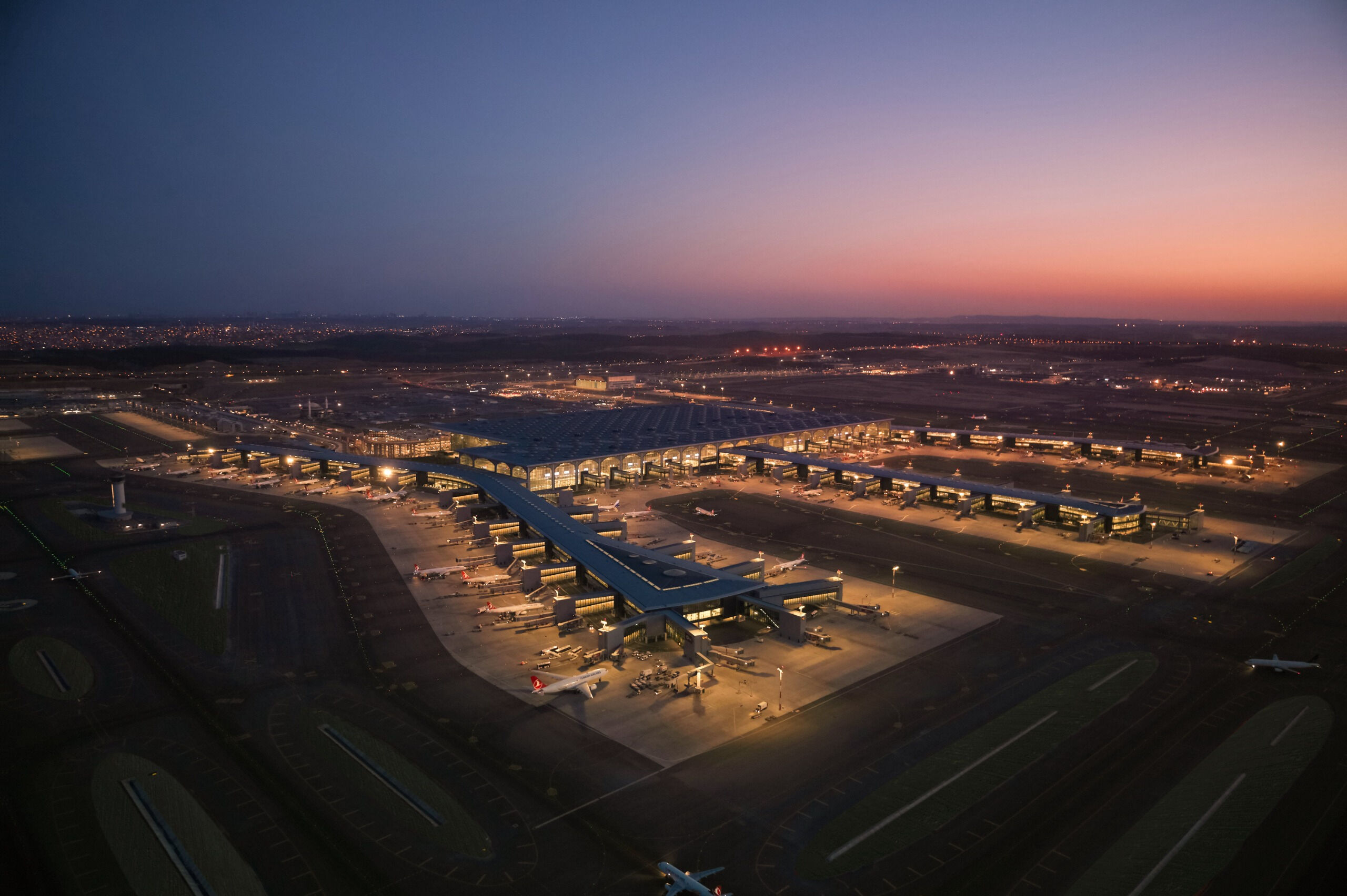 Avrupa'da ilk! İstanbul Havalimanı'nda aynı anda 3 uçak kalkıyor Avrupa'da ilk! İstanbul Havalimanı'nda aynı anda 3 uçak kalkıyor - 2. Resim