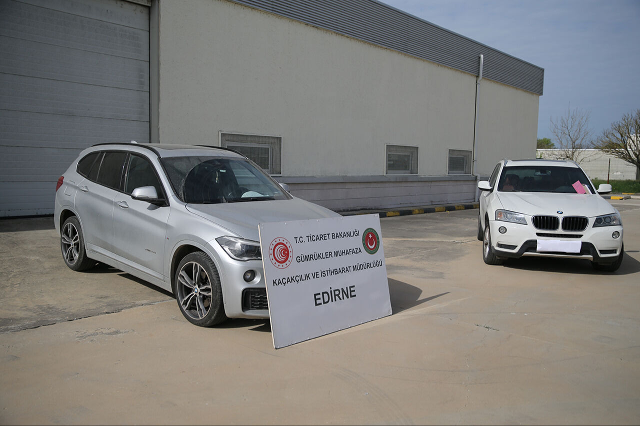 Emekli belgesiyle lüks araç ticaretine darbe! Gümrükte yakayı ele verdiler Emekli belgesiyle lüks araç ticaretine darbe! Gümrükte yakayı ele verdiler - 4. Resim