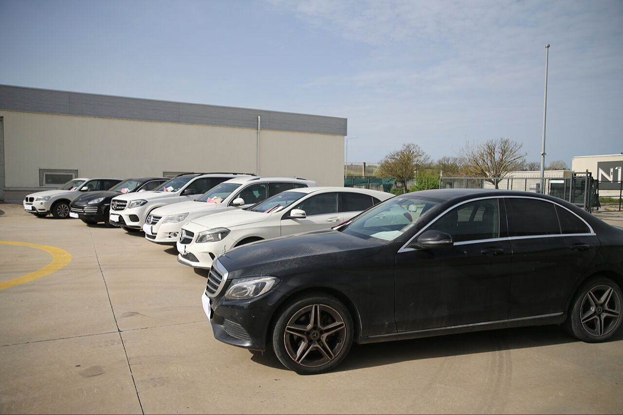 Emekli belgesiyle lüks araç ticaretine darbe! Gümrükte yakayı ele verdiler Emekli belgesiyle lüks araç ticaretine darbe! Gümrükte yakayı ele verdiler - 5. Resim