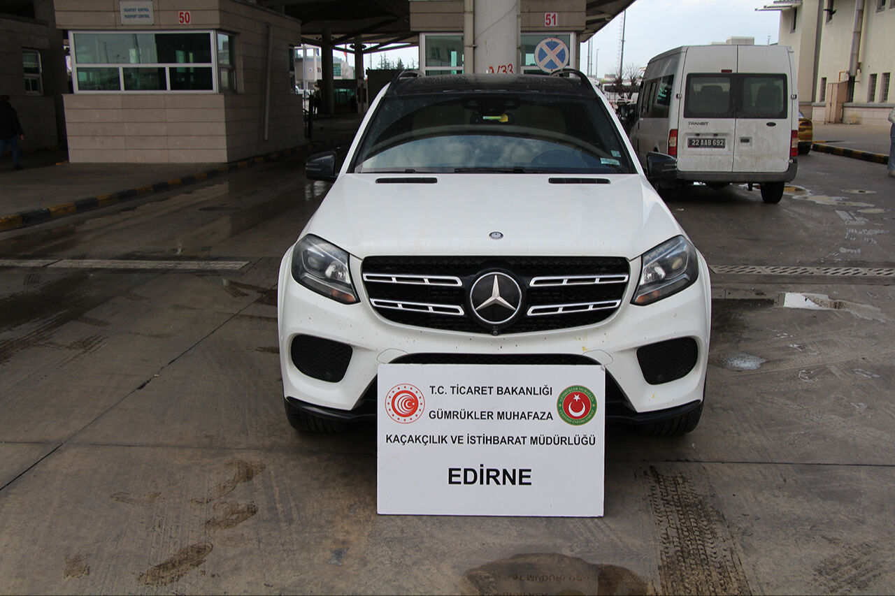 Emekli belgesiyle lüks araç ticaretine darbe! Gümrükte yakayı ele verdiler Emekli belgesiyle lüks araç ticaretine darbe! Gümrükte yakayı ele verdiler - 2. Resim