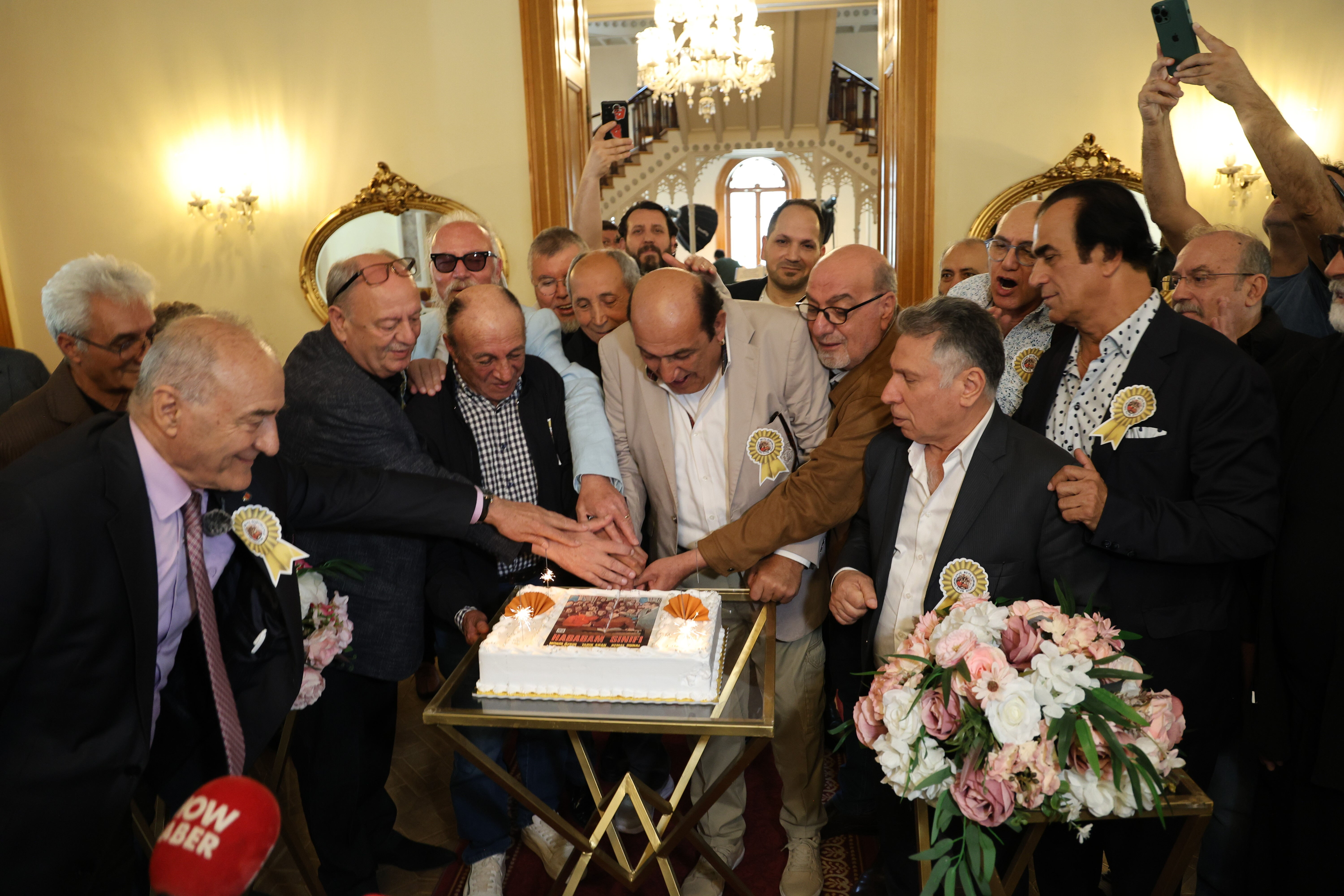 Hababam Sınıfı 50'nci yılını kutladı! Usta oyuncular yarım asır sonra aynı sıralara oturdular Hababam Sınıfı 50'nci yılını kutladı! Usta oyuncular yarım asır sonra aynı sıralara oturdular - 3. Resim