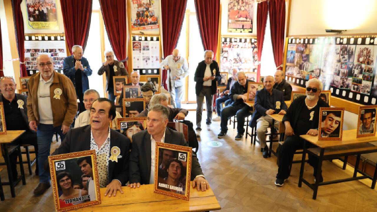 Hababam Sınıfı 50'nci yılını kutladı! Usta oyuncular yarım asır sonra aynı sıralara oturdular Hababam Sınıfı 50'nci yılını kutladı! Usta oyuncular yarım asır sonra aynı sıralara oturdular - 1. Resim