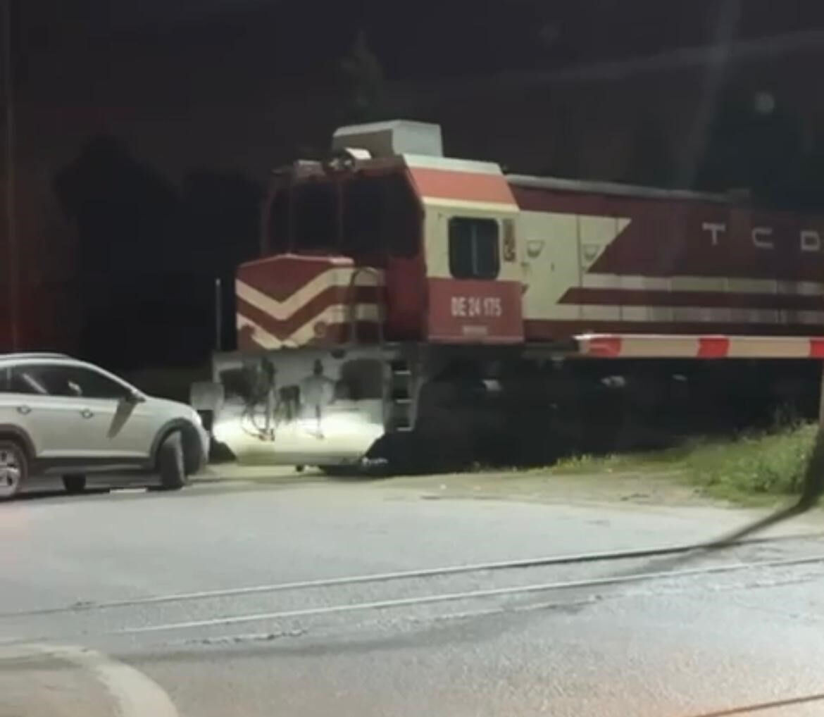 Hemzemin geçitte tren ile otomobil çarpıştı - 1. Resim