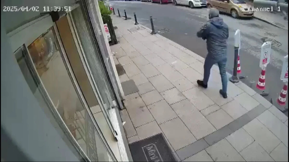 İstanbul’un göbeğinde pes dedirten olay! 'Ben senin oğlunum' diyerek vurgun yaptı İstanbul’un göbeğinde pes dedirten olay! 'Ben senin oğlunum' diyerek vurgun yaptı - 2. Resim