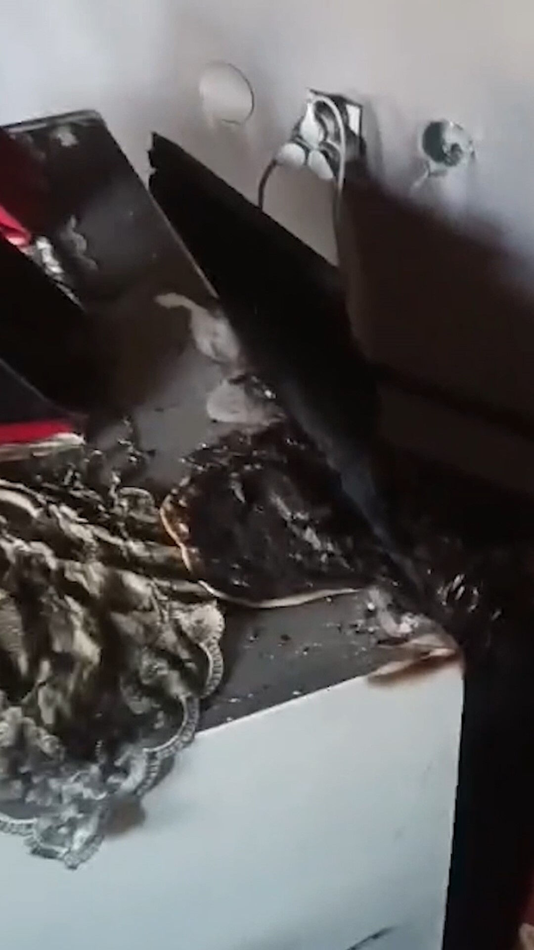 Okulda korku dolu anlar! Alev alan üçlü priz kabloları dehşet saçtı - 2. Resim