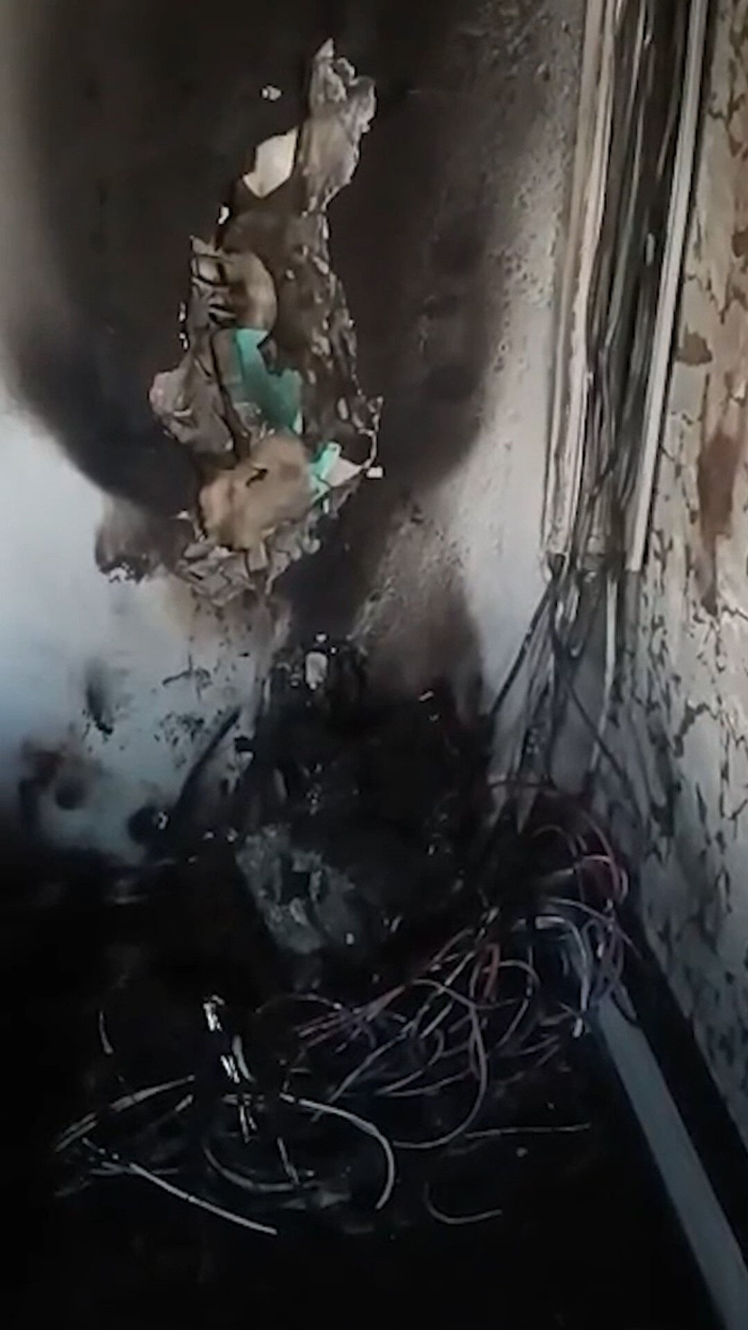 Okulda korku dolu anlar! Alev alan üçlü priz kabloları dehşet saçtı - 1. Resim