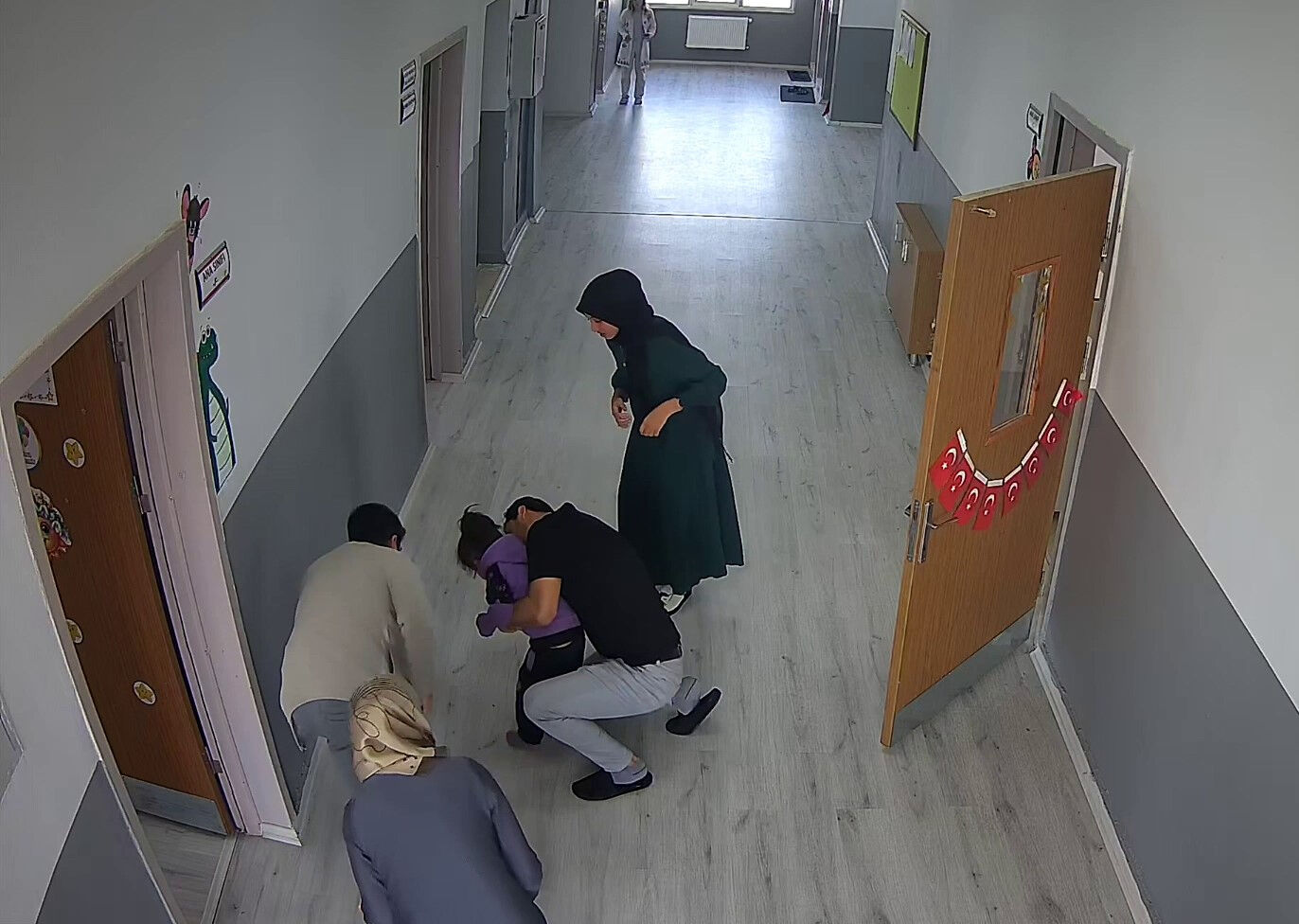 Okulda korku dolu anlar! Boğazına yabancı madde kaçtı, heimlich manevrasıyla kurtarıldı Okulda korku dolu anlar! Boğazına yabancı madde kaçtı, heimlich manevrasıyla kurtarıldı - 1. Resim