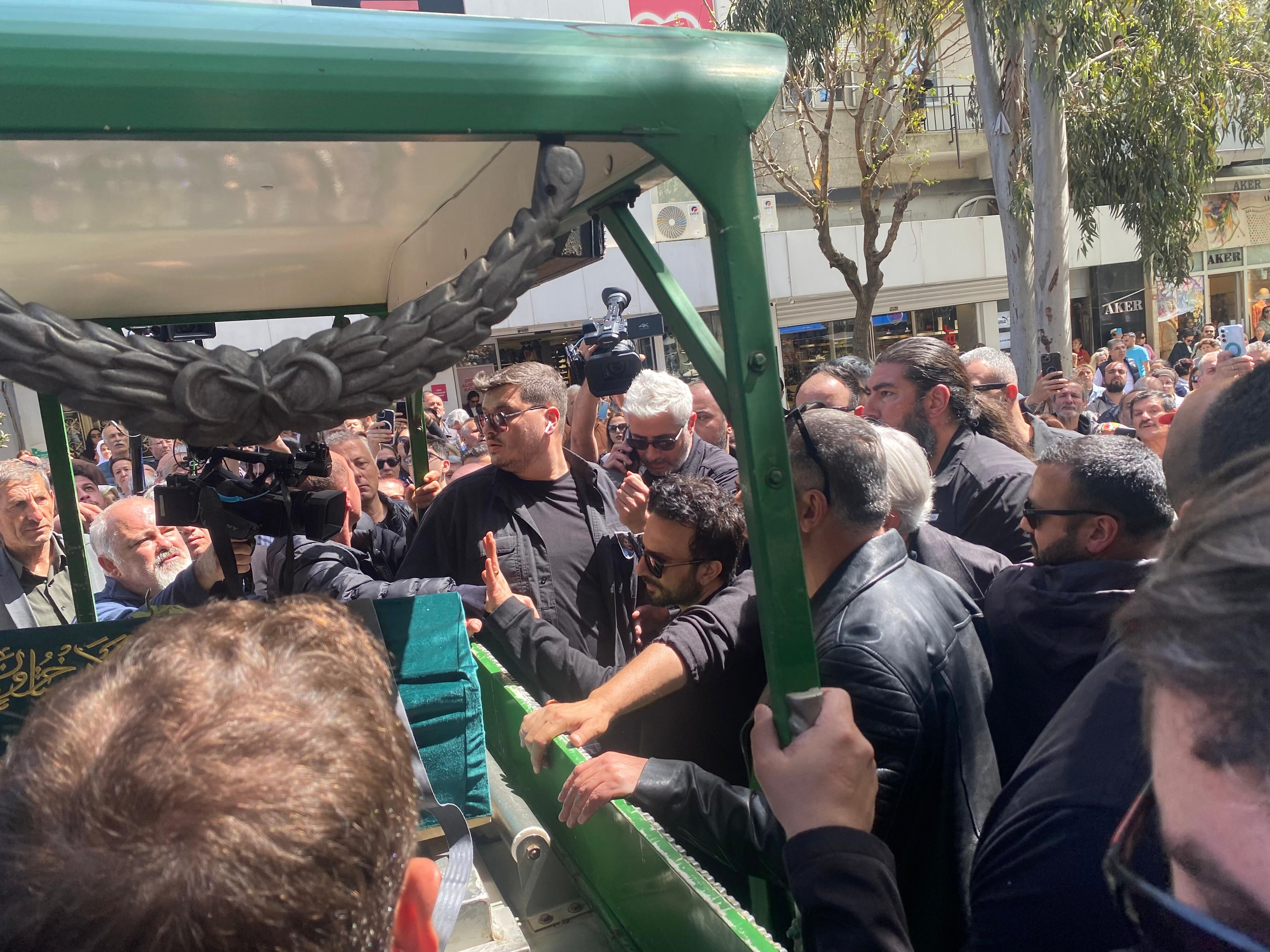 Tarkan'a büyük vefasızlık! Cenazeye katılan ünlü isim şaşırttı: O görüntüler tepki çekti Tarkan'a büyük vefasızlık! Cenazeye katılan ünlü isim şaşırttı: O görüntüler tepki çekti - 2. Resim