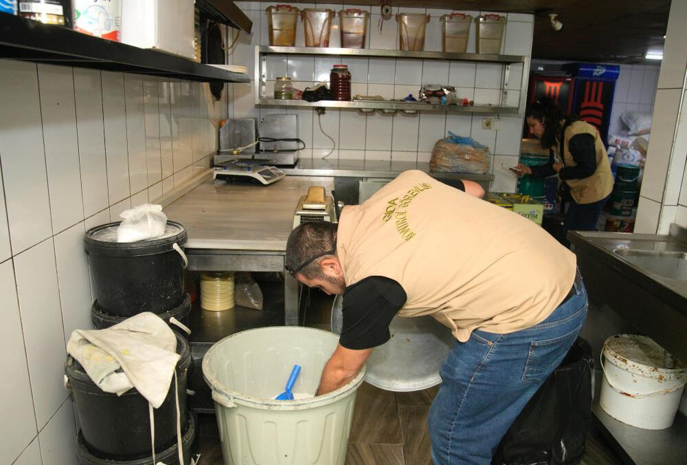 Tatlıcıdaki denetimde mide bulandıran görüntü! Zabıta bile şaştı kaldı Tatlıcıdaki denetimde mide bulandıran görüntü! Zabıta bile şaştı kaldı - 1. Resim