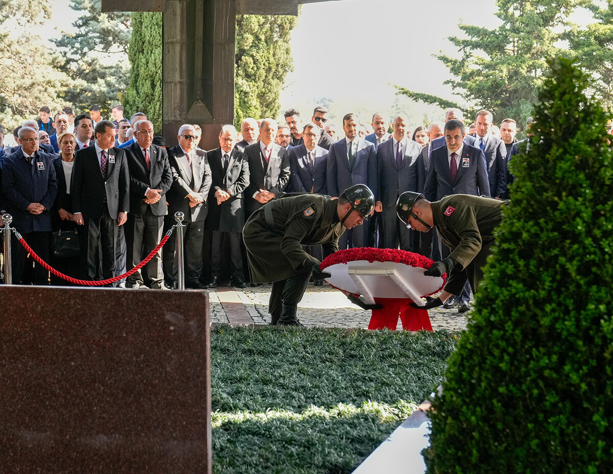 Turgut Özal kabri başında dualarla anıldı! Vefatının 32’nci yılında unutulmadı Turgut Özal kabri başında dualarla anıldı! Vefatının 32’nci yılında unutulmadı - 1. Resim