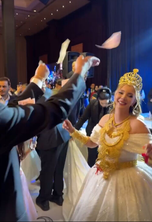 Ünlü iş adamıyla evlenen Aleyna Dalveren'e takılan takılar ağızları açık bıraktı! İbrahim Tatlıses de düğünde sahne aldı Ünlü iş adamıyla evlenen Aleyna Dalveren'e takılan takılar ağızları açık bıraktı! İbrahim Tatlıses de düğünde sahne aldı - 3. Resim