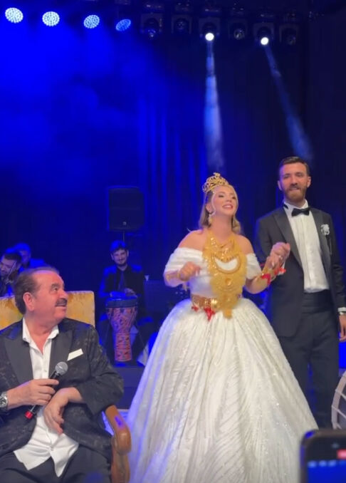 Ünlü iş adamıyla evlenen Aleyna Dalveren'e takılan takılar ağızları açık bıraktı! İbrahim Tatlıses de düğünde sahne aldı Ünlü iş adamıyla evlenen Aleyna Dalveren'e takılan takılar ağızları açık bıraktı! İbrahim Tatlıses de düğünde sahne aldı - 2. Resim