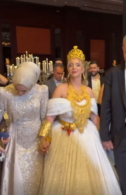 Ünlü iş adamıyla evlenen Aleyna Dalveren'e takılan takılar ağızları açık bıraktı! İbrahim Tatlıses de düğünde sahne aldı Ünlü iş adamıyla evlenen Aleyna Dalveren'e takılan takılar ağızları açık bıraktı! İbrahim Tatlıses de düğünde sahne aldı - 4. Resim