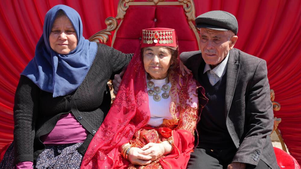 Bu mutluluğun arkasında buruk bir acı var! 69 yıllık hayaline abisi de eşlik etti - 4. Resim