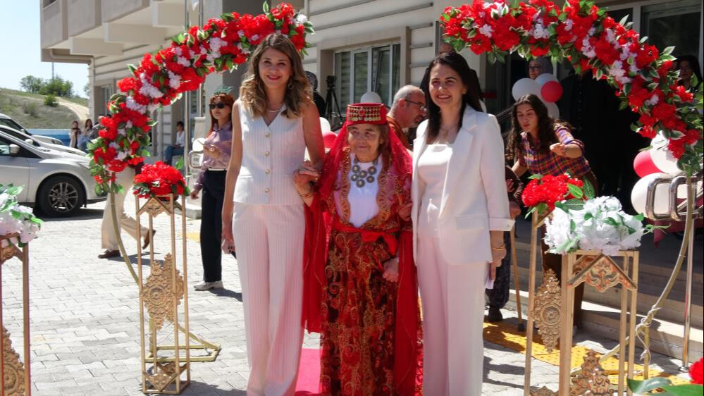 Bu mutluluğun arkasında buruk bir acı var! 69 yıllık hayaline abisi de eşlik etti - 6. Resim