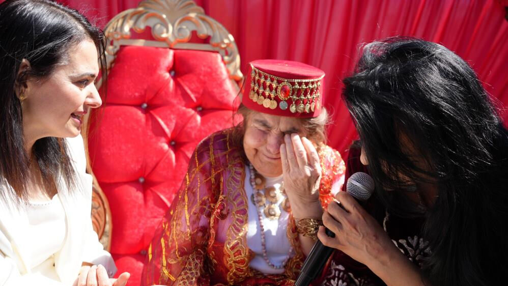 Bu mutluluğun arkasında buruk bir acı var! 69 yıllık hayaline abisi de eşlik etti - 7. Resim