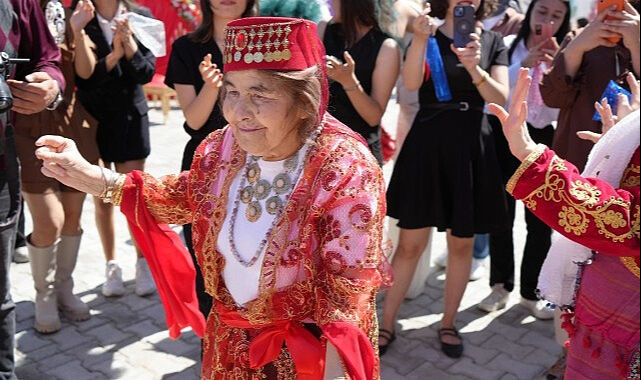 Bu mutluluğun arkasında buruk bir acı var! 69 yıllık hayaline abisi de eşlik etti - 1. Resim