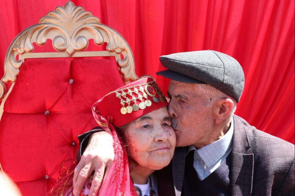 Bu mutluluğun arkasında buruk bir acı var! 69 yıllık hayaline abisi de eşlik etti - 5. Resim