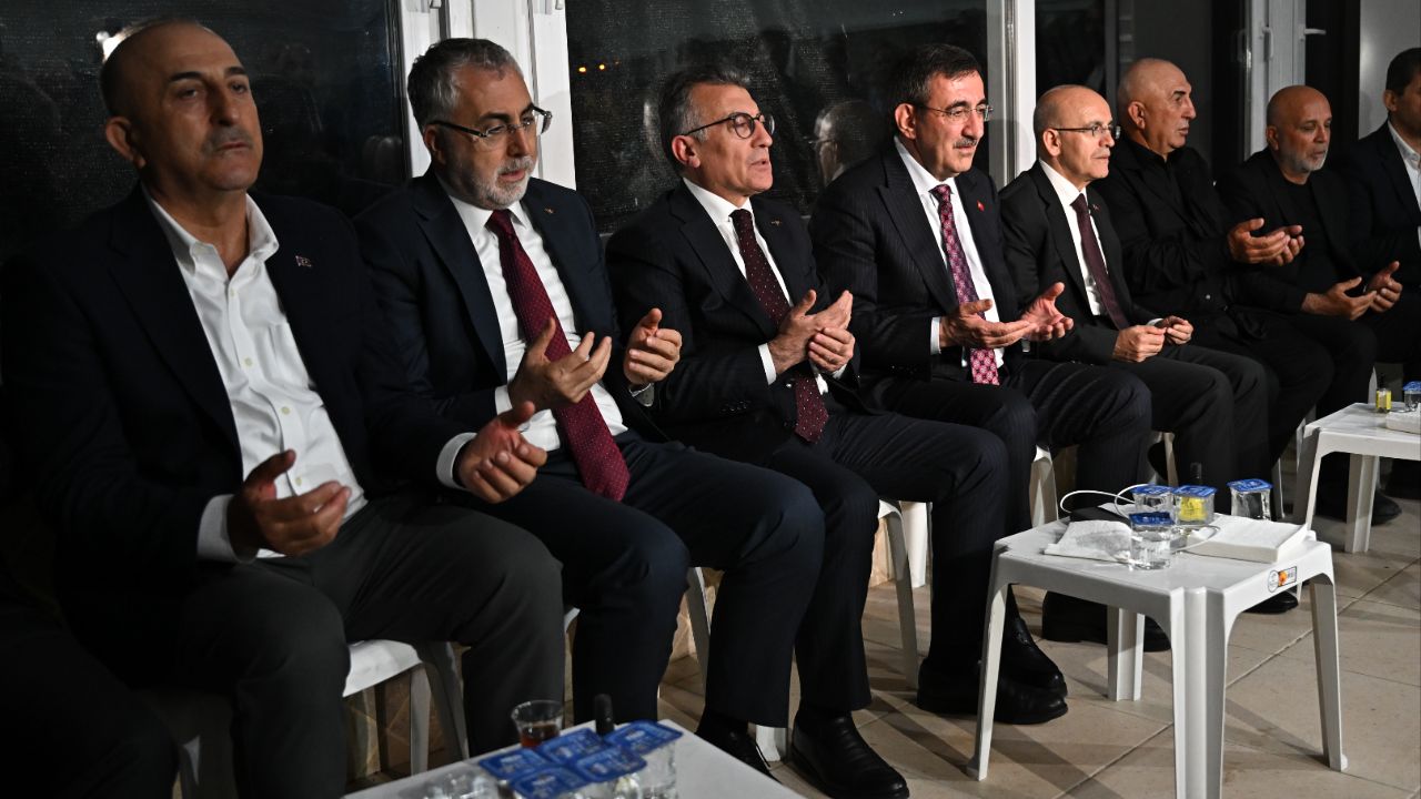 Cumhurbaşkanı Yardımcısı Yılmaz ve bakanlardan, Çavuşoğlu&#039;na taziye ziyareti