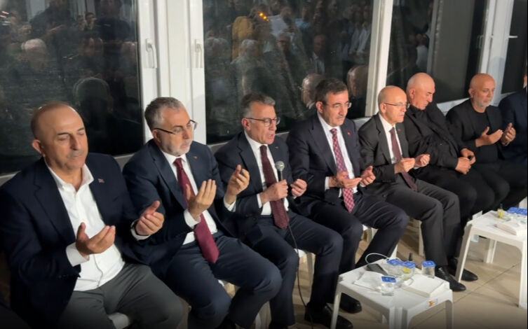 Cumhurbaşkanı Yardımcısı Yılmaz ve bakanlardan, Çavuşoğlu'na taziye ziyareti Cumhurbaşkanı Yardımcısı Yılmaz ve bakanlardan, Çavuşoğlu'na taziye ziyareti - 2. Resim