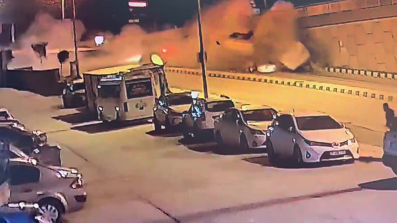 Freni patlayan arazöz otomobile ve duvara çarptı! Feci şekilde can verdi Freni patlayan arazöz otomobile ve duvara çarptı! Feci şekilde can verdi - 1. Resim