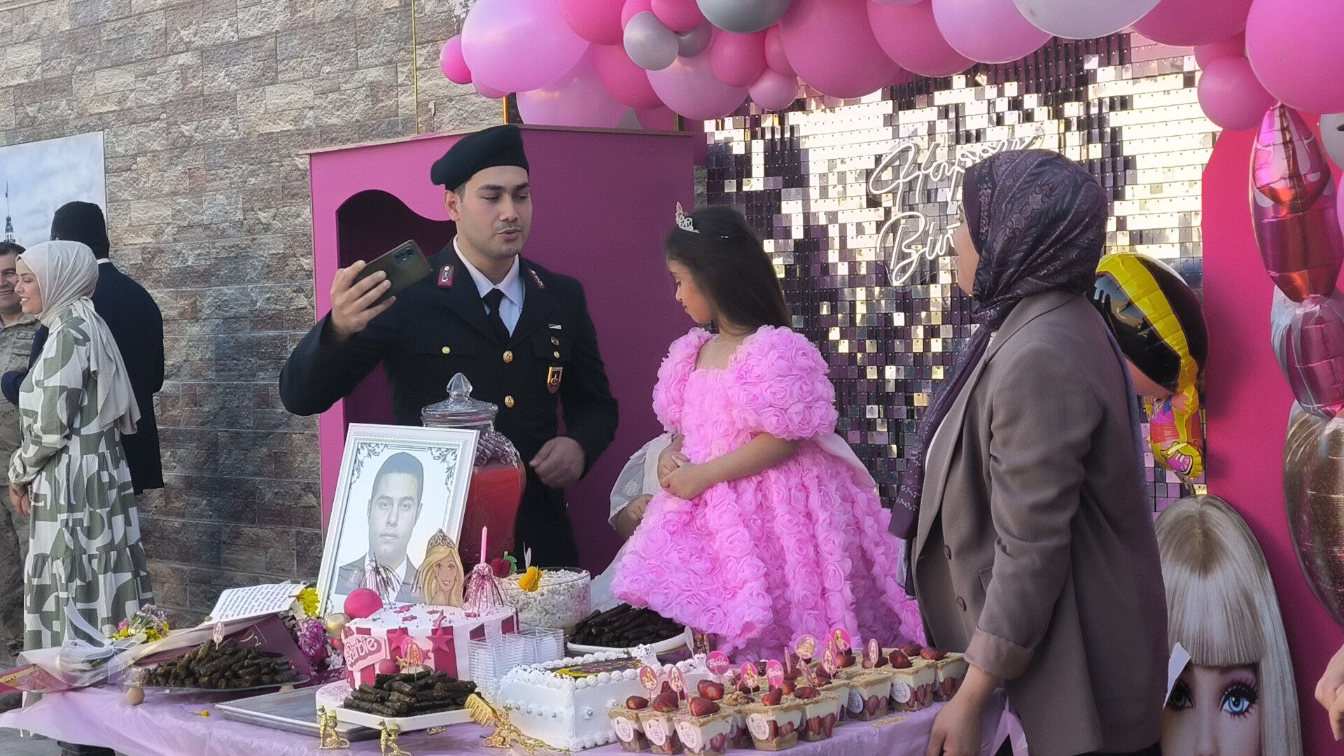 Hatay’da jandarmadan yürek ısıtan davranış! Şehit kızı Elmas'a sürpriz doğum günü Hatay’da jandarmadan yürek ısıtan davranış! Şehit kızı Elmas'a sürpriz doğum günü - 1. Resim