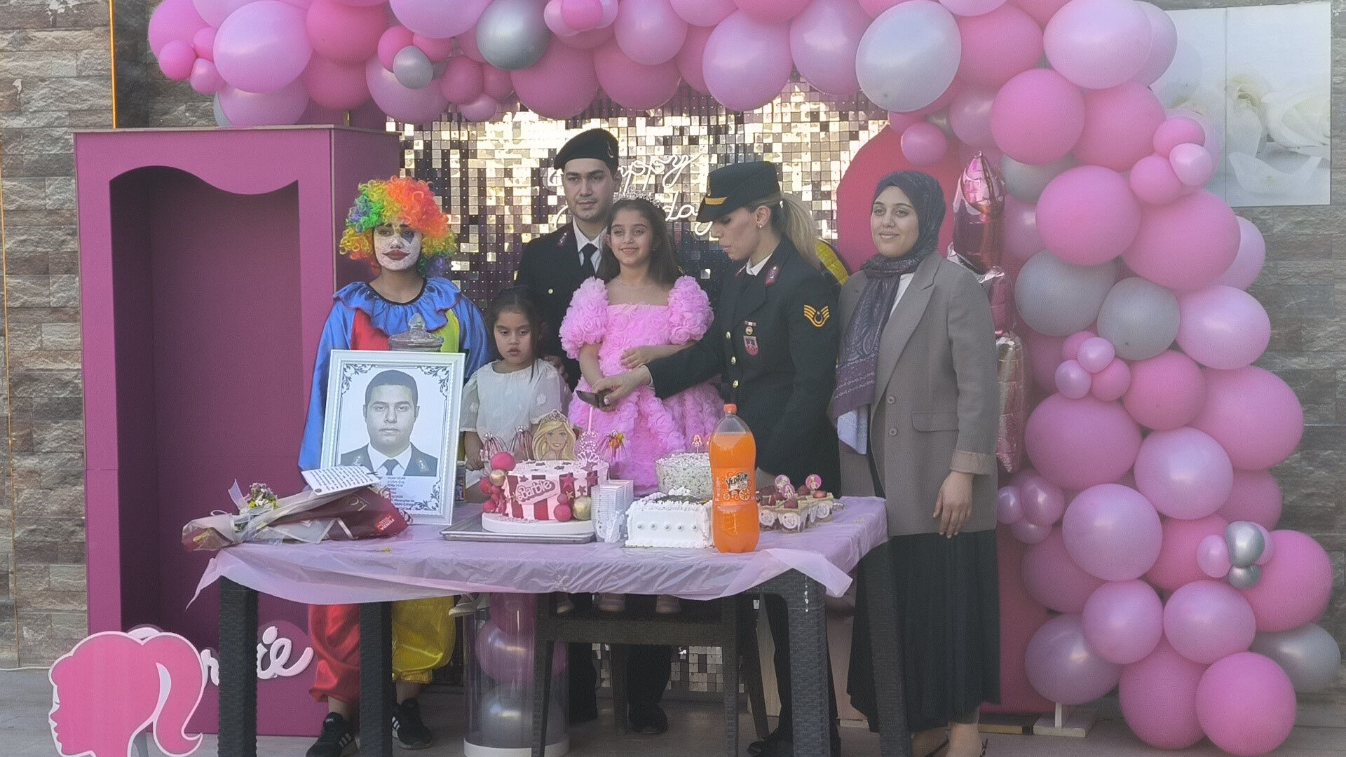 Hatay’da jandarmadan yürek ısıtan davranış! Şehit kızı Elmas'a sürpriz doğum günü Hatay’da jandarmadan yürek ısıtan davranış! Şehit kızı Elmas'a sürpriz doğum günü - 2. Resim