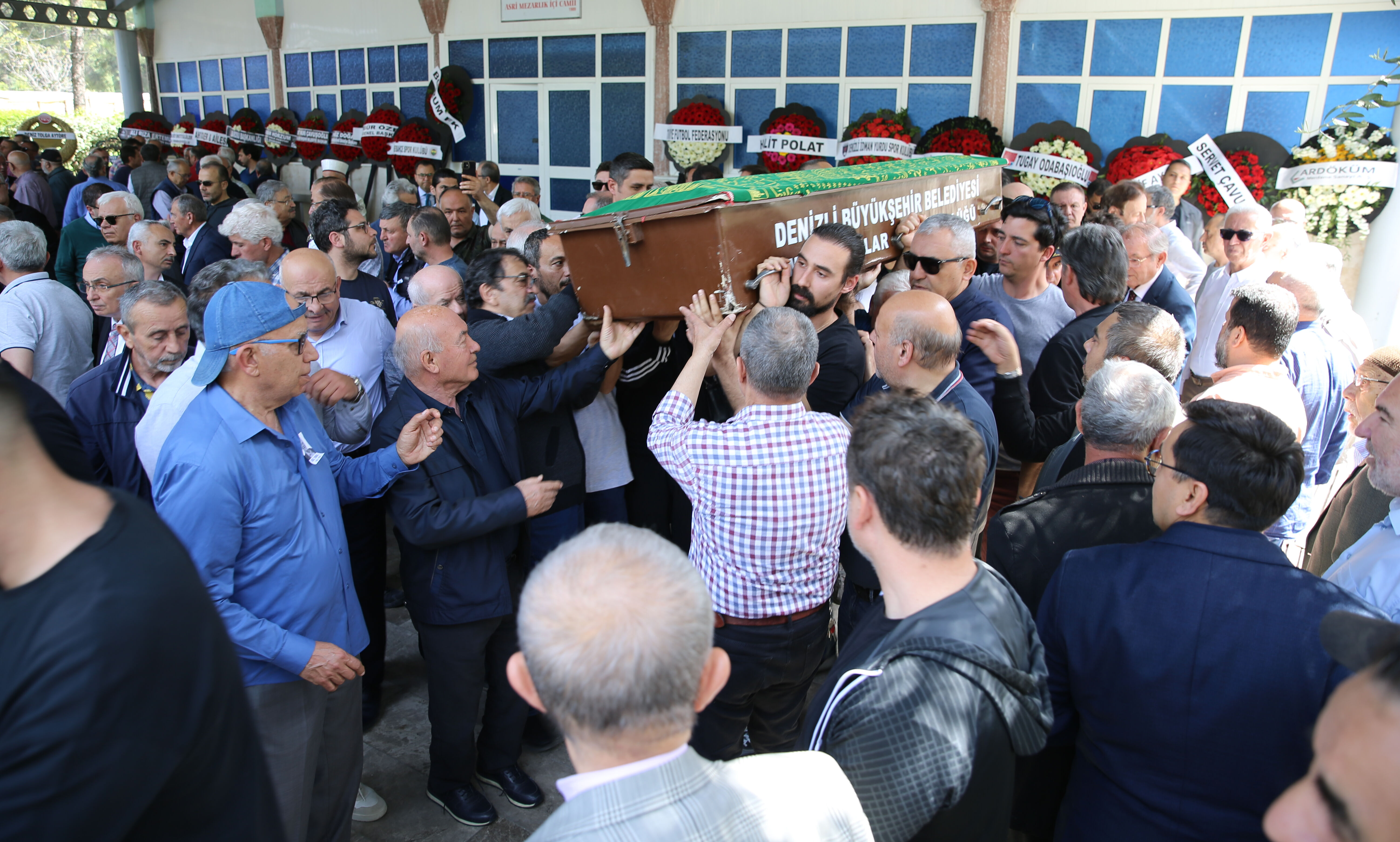 İki hafta arayla aynı acıyla sarsıldı! Ersun Yanal babasını son yolculuğuna uğurladı İki hafta arayla aynı acıyla sarsıldı! Ersun Yanal babasını son yolculuğuna uğurladı - 2. Resim