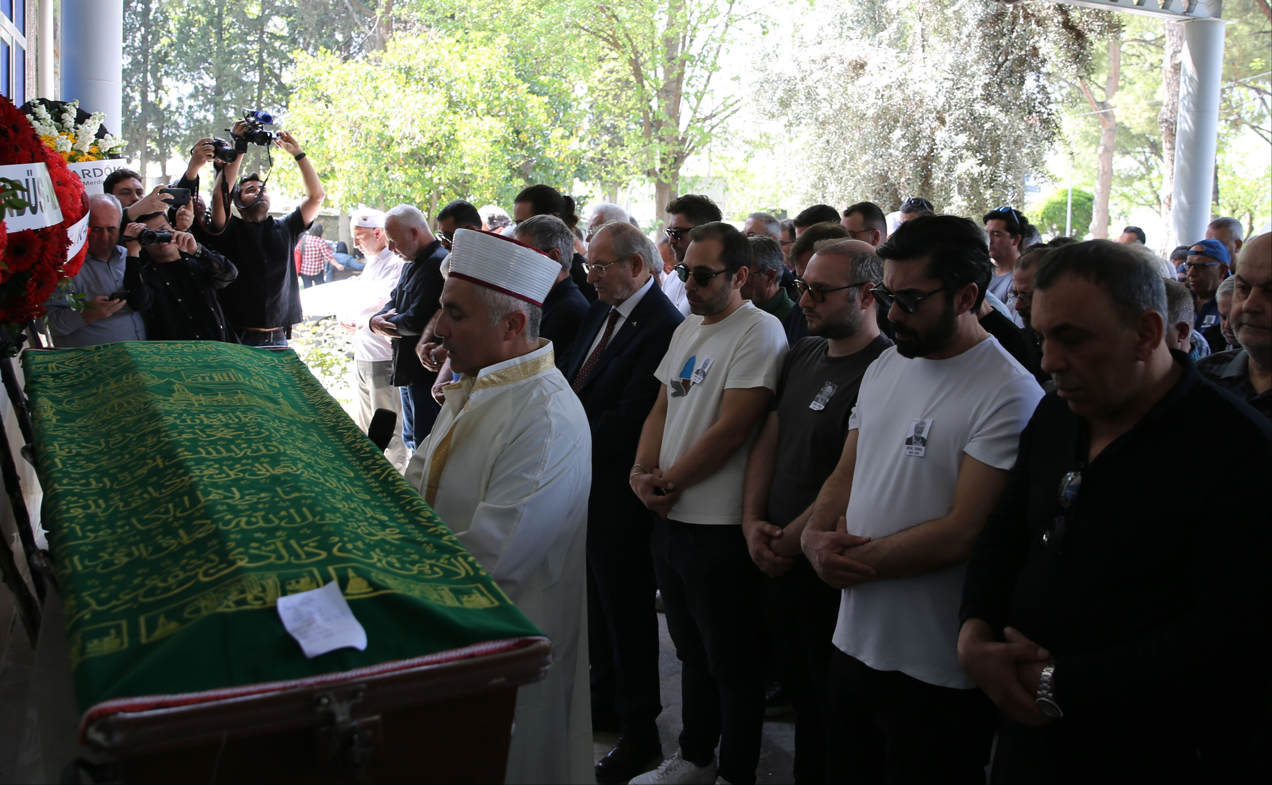 İki hafta arayla aynı acıyla sarsıldı! Ersun Yanal babasını son yolculuğuna uğurladı İki hafta arayla aynı acıyla sarsıldı! Ersun Yanal babasını son yolculuğuna uğurladı - 1. Resim