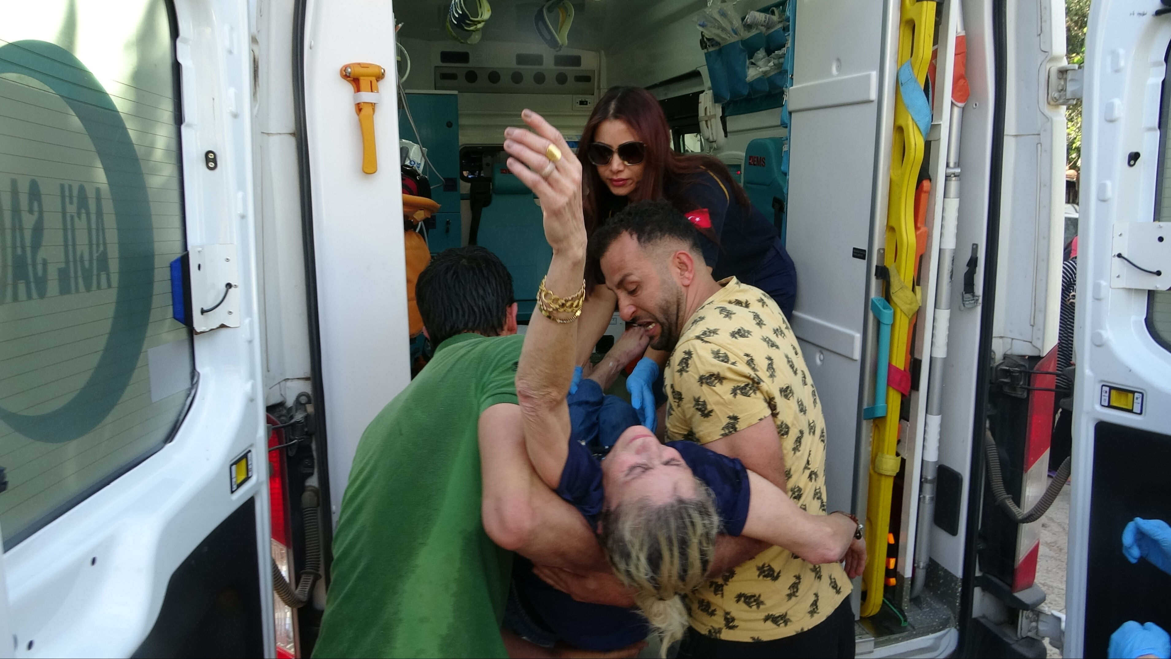 Mahallede korku dolu anlar! Ev sahibi görünce baygınlık geçirdi, komşuları harekete geçti Mahallede korku dolu anlar! Ev sahibi görünce baygınlık geçirdi, komşuları harekete geçti - 3. Resim