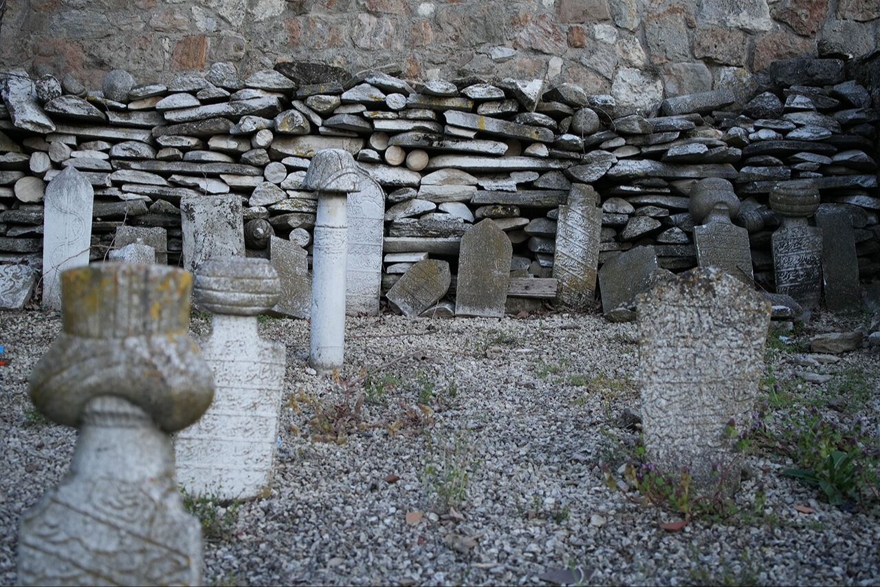 Osmanlı kimliği siliniyor! Tarihi mezarlıkta yürek sızlatan görüntüler - 1. Resim