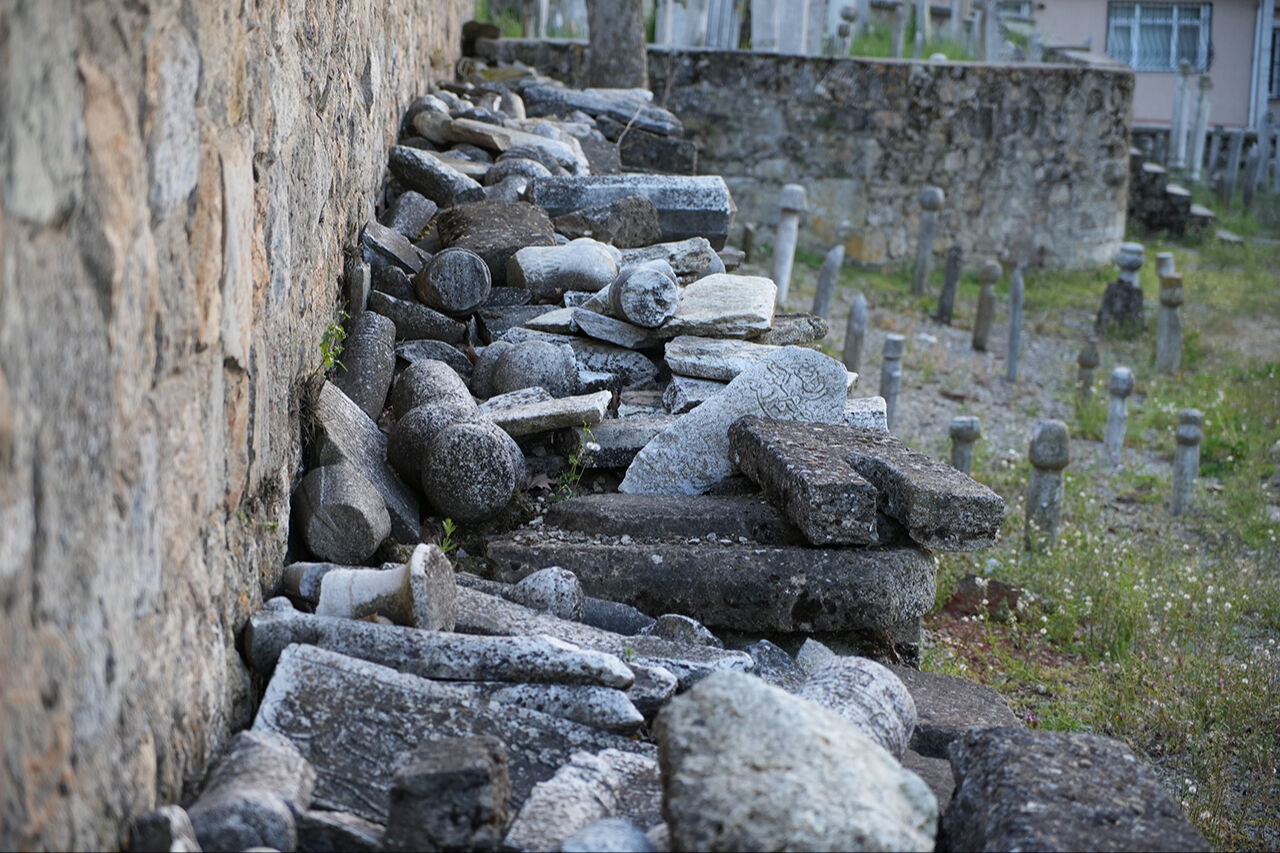 Osmanlı kimliği siliniyor! Tarihi mezarlıkta yürek sızlatan görüntüler - 3. Resim