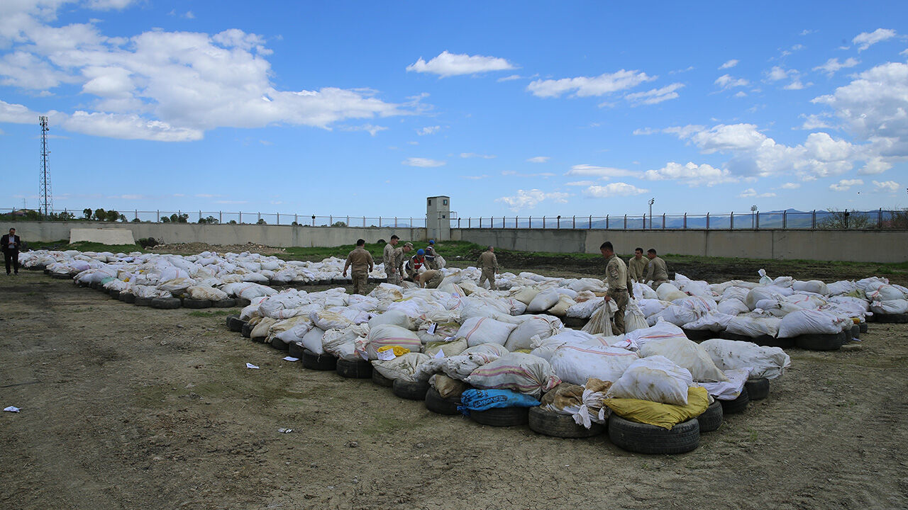 Piyasa değeri 10 milyar TL! 200 litre mazot kullanılarak hepsi imha edildi Piyasa değeri 10 milyar TL! 200 litre mazot kullanılarak hepsi imha edildi - 1. Resim