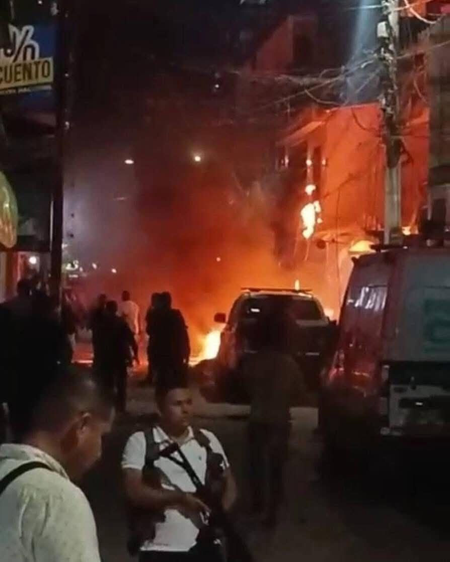 Polis karakoluna bombalı saldırı! Kolombiya'da ölü ve yaralılar var - 1. Resim