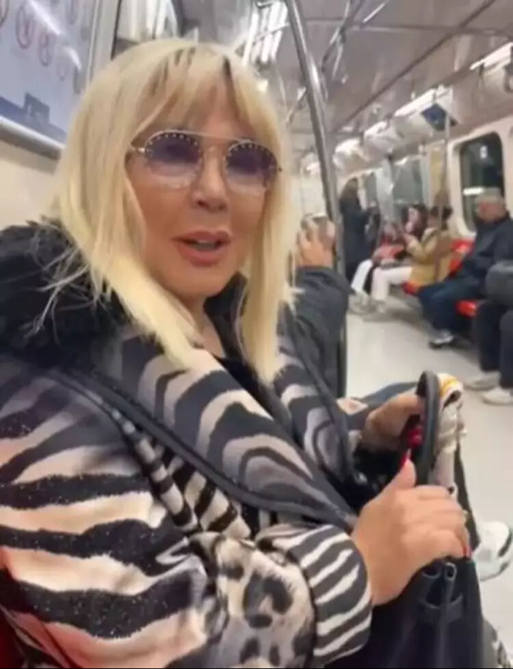 Safiye Soyman metroya bindi! O sözlerinden sonra sosyal medyada yorum yağdı Safiye Soyman metroya bindi! O sözlerinden sonra sosyal medyada yorum yağdı - 3. Resim