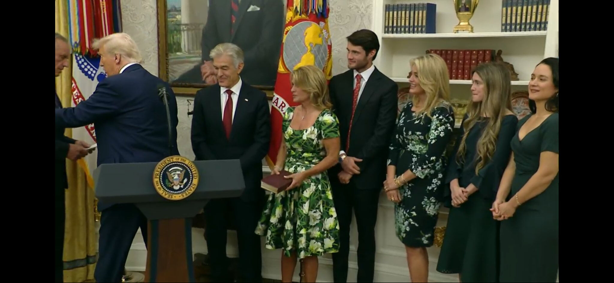 Trump'ın konuşması sırasında yürekler ağza geldi! Dr. Mehmet Öz anında müdahale etti - 1. Resim