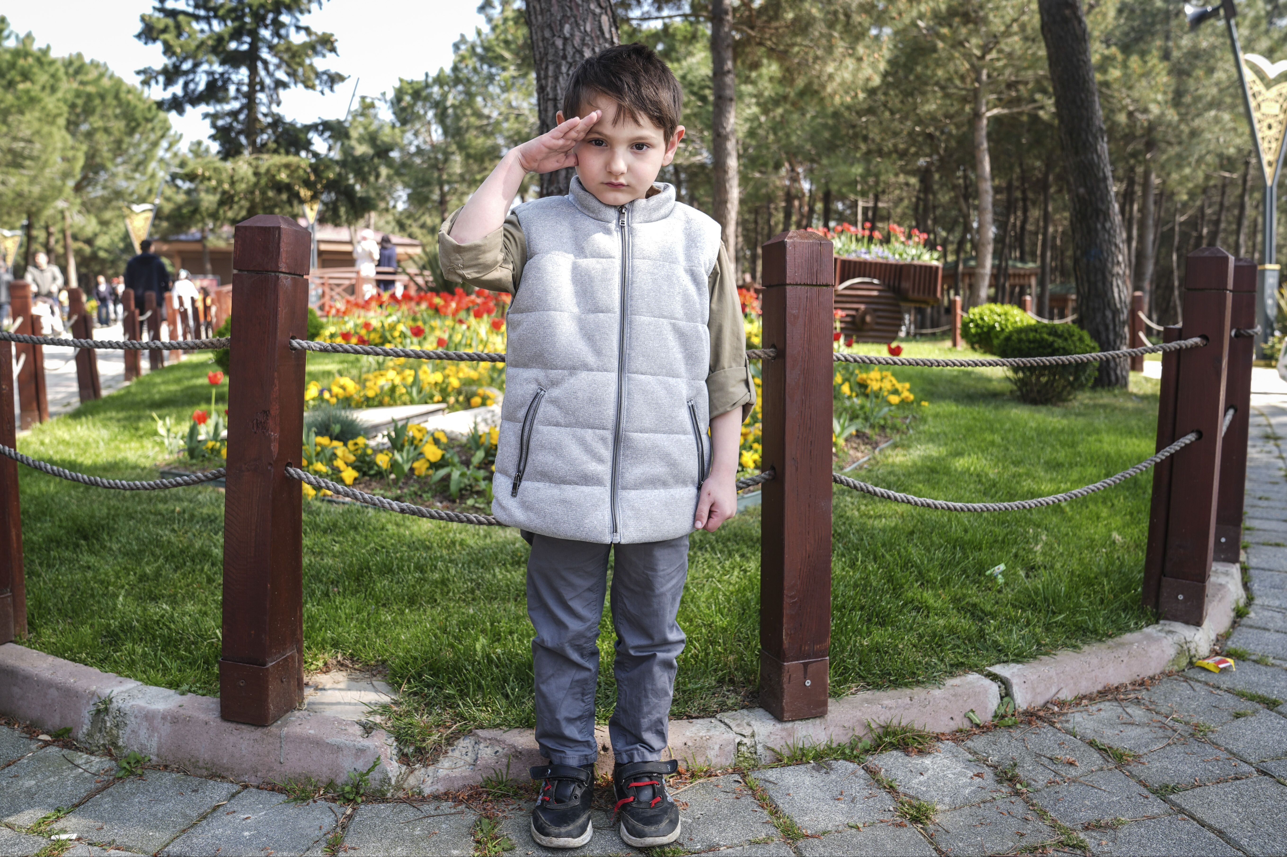 5 yaşındaki çocuk duygulandırdı! İstiklal Marşı'nı duyunca saygı duruşuna böyle geçti - 1. Resim