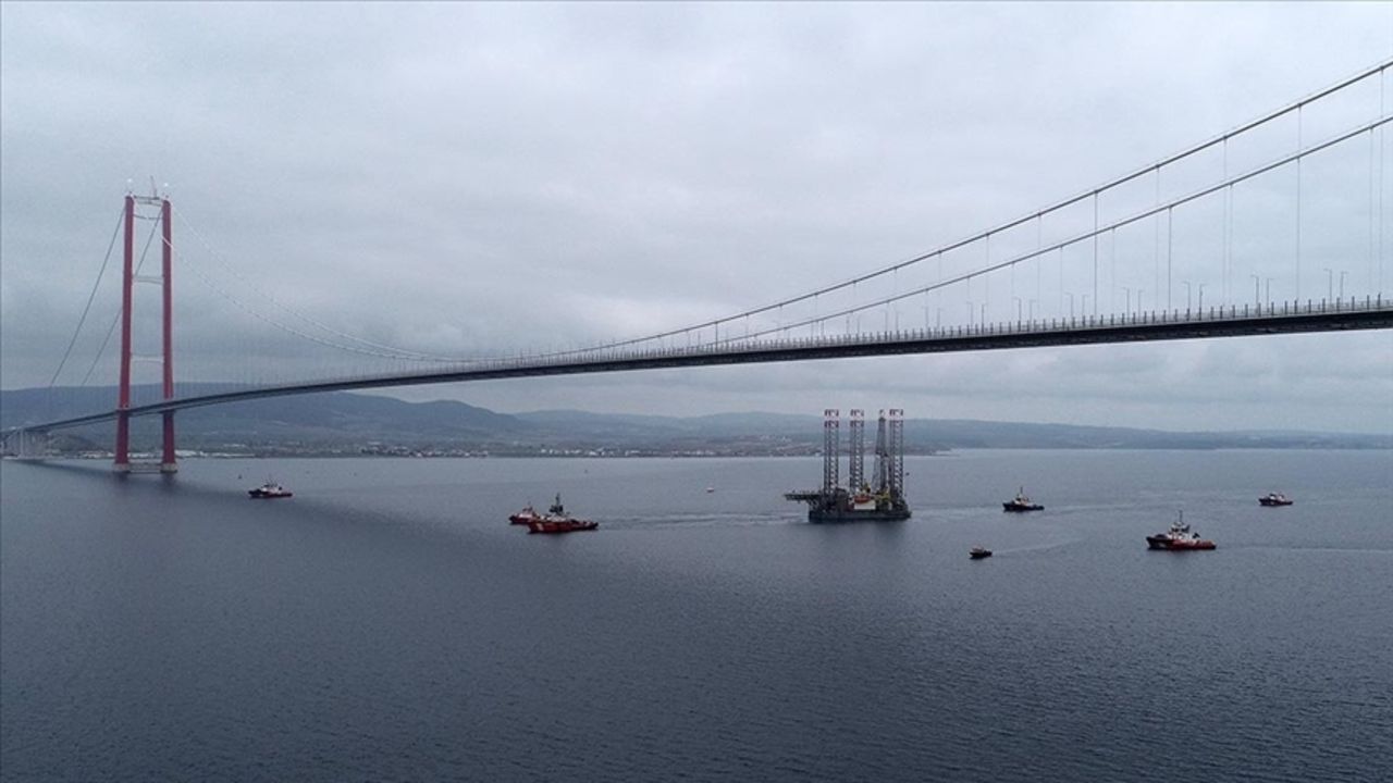 Çanakkale Boğazı sisin etkisini kaybetmesiyle transit geçişlere açıldı Çanakkale Boğazı sisin etkisini kaybetmesiyle transit geçişlere açıldı