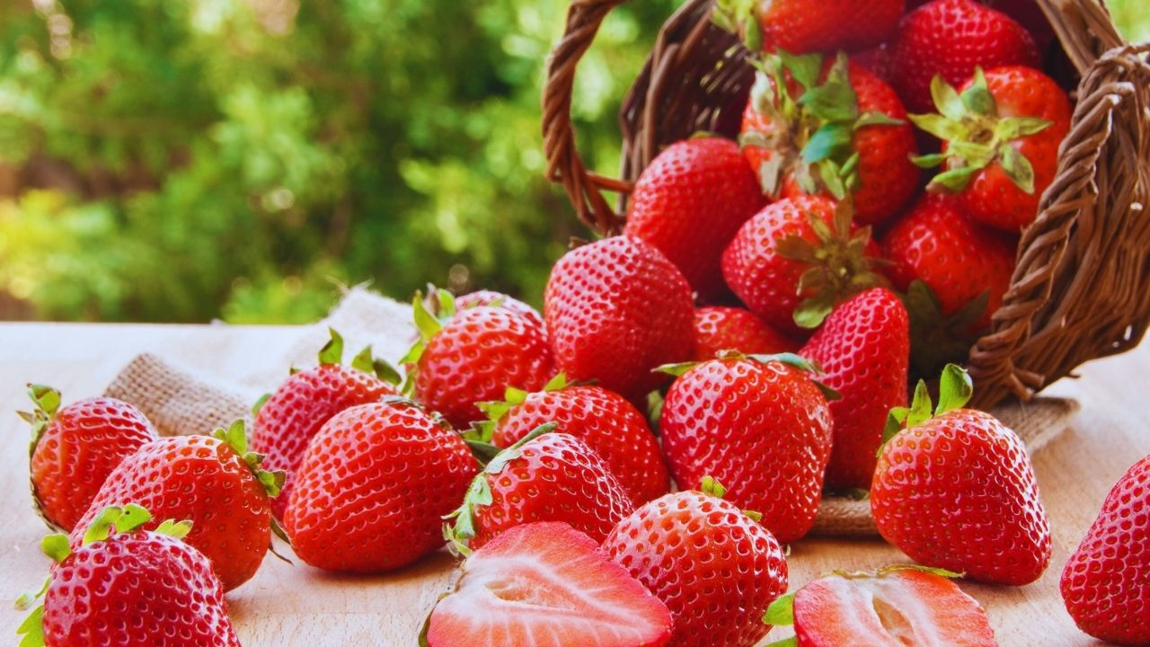 Çilek yıkamanın püf noktaları: Bu yöntemle kir ve pestisitten arındırın - 2. Resim