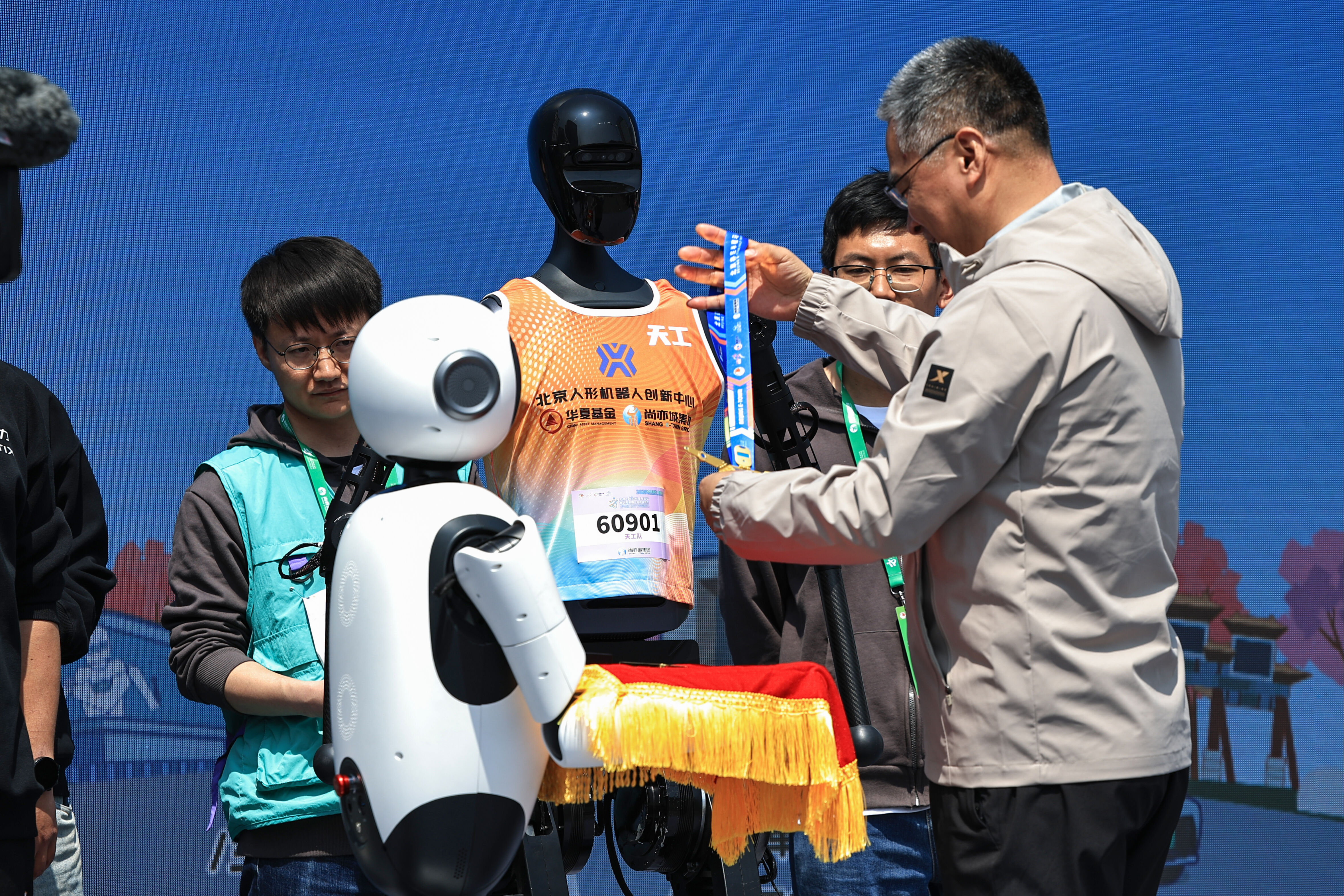 Çin’de bir ilk: Robotlar insanlarla yarı maratonda yarıştı! Çin’de bir ilk: Robotlar insanlarla yarı maratonda yarıştı! - 2. Resim