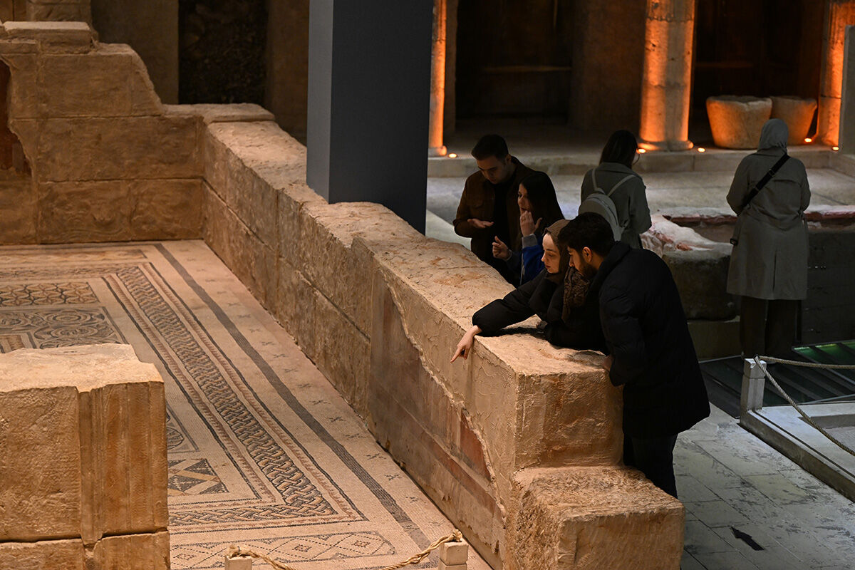 Hırsızların gözünden kaçan 'Çingene Kızı'na akın akın ziyaretçi! Zeugma Mozaik Müzesi doldu taştı Hırsızların gözünden kaçan 'Çingene Kızı'na akın akın ziyaretçi! Zeugma Mozaik Müzesi doldu taştı - 15. Resim