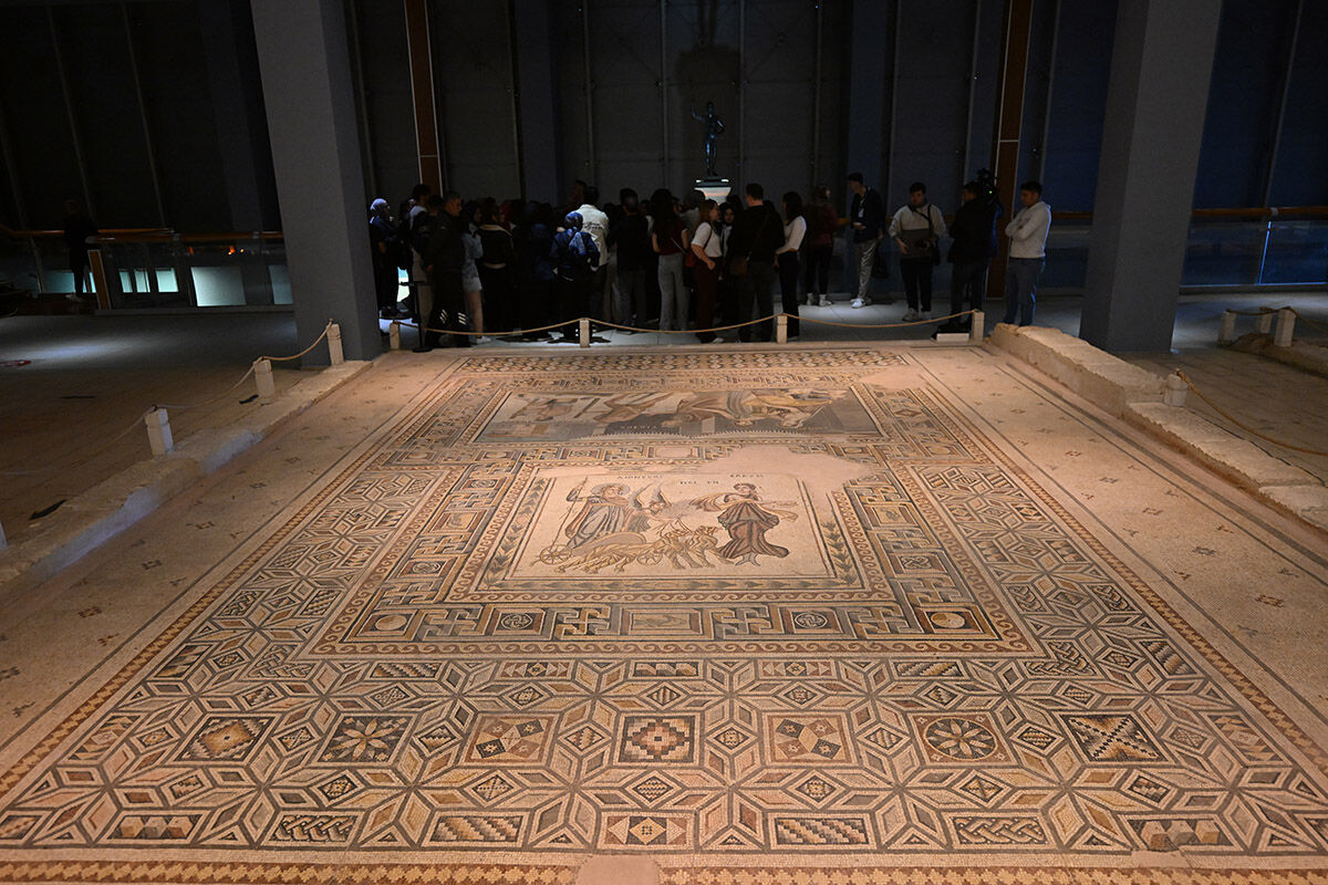 Hırsızların gözünden kaçan 'Çingene Kızı'na akın akın ziyaretçi! Zeugma Mozaik Müzesi doldu taştı Hırsızların gözünden kaçan 'Çingene Kızı'na akın akın ziyaretçi! Zeugma Mozaik Müzesi doldu taştı - 13. Resim