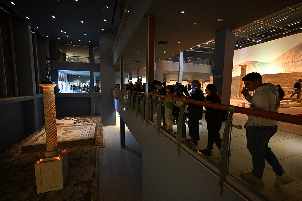 Hırsızların gözünden kaçan 'Çingene Kızı'na akın akın ziyaretçi! Zeugma Mozaik Müzesi doldu taştı Hırsızların gözünden kaçan 'Çingene Kızı'na akın akın ziyaretçi! Zeugma Mozaik Müzesi doldu taştı - 12. Resim